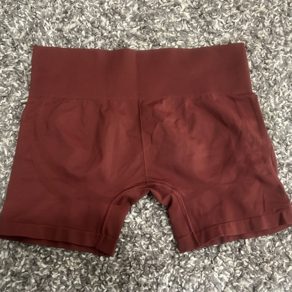 Gymshark Everyday Seamless Shorts Burgundy - Picture 4 of 5